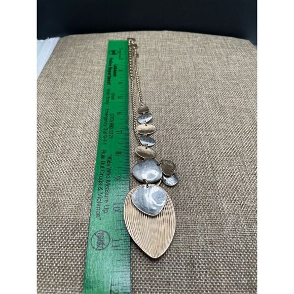 CHICO'S Link Pendant Necklace Two Tone Textured Hammered Links Leaf Petal 16” - Picture 8 of 9